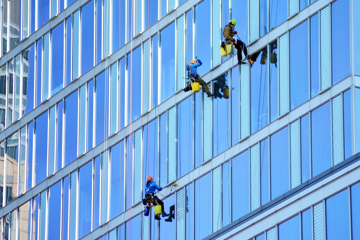Window Cleaning Safety Tips for High-Rise Buildings