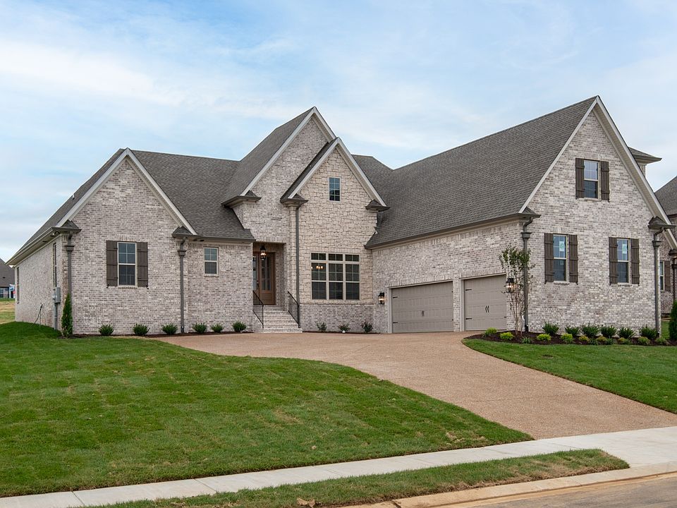 What Features Should Buyers Look for in a Gallatin Home with a Garage?